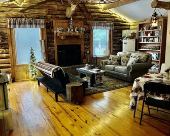 Log Home in the woods with privacy, deer, turkey - Joplin - Living room