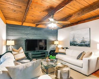 Lovely Gilbertsville Cabin with Patio, 4 Mi to Water - Gilbertsville - Living room