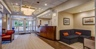 Comfort Inn and Suites - North Conway - Front desk