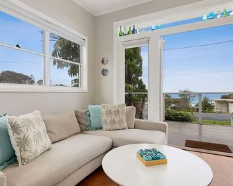 Lil Shack by the Sea - 말루아 베이 - 거실