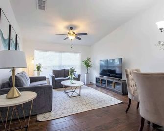 Entire Modern Home in Dade City - Dade City - Living room