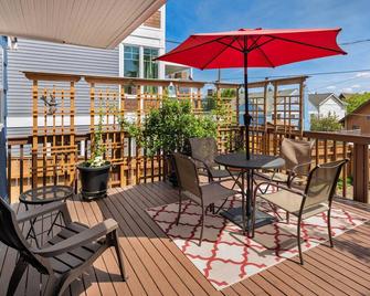 Charming cottage in amazing Seattle neighborhood - only 15 minutes to downtown - Seattle - Balcón