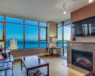 Fabulous City and Bay Views-One month minimum - سان دييغو - غرفة معيشة