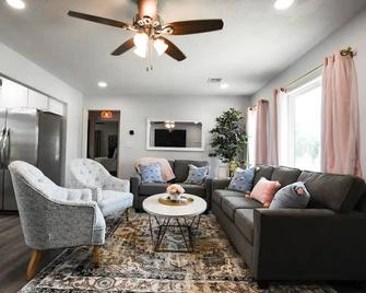 The Mayor in Gore with Kids Space! 10 mins to lake, 5 to both rivers. - Gore - Living room