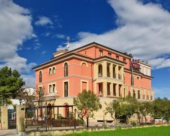 Hotel Ristorante Casa Rossa - Alba Adriatica - Edificio