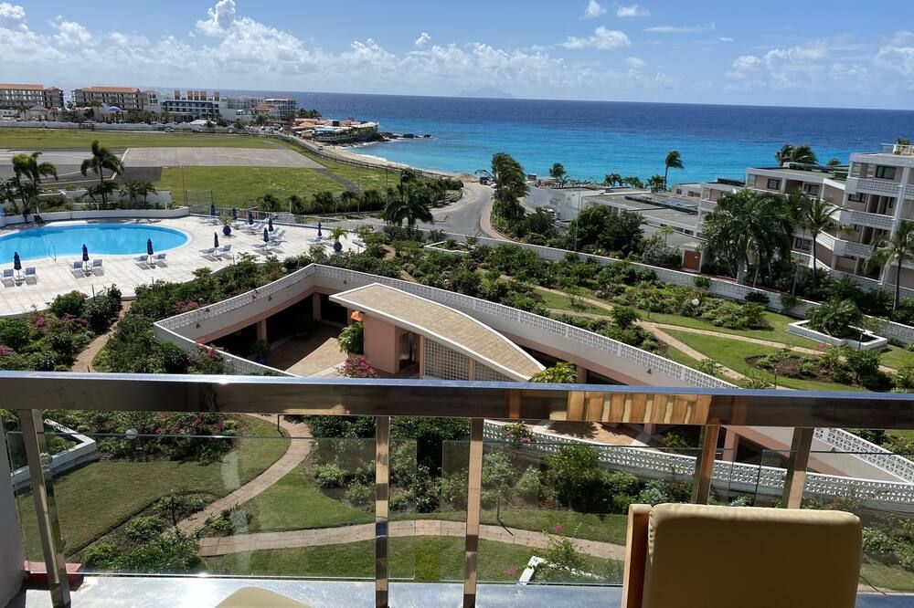'St. Maarten - Maho' - Beach Across Street - 1 B/R Condo in La Terrasse Building - Lowlands - Balkon