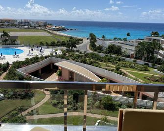 'St. Maarten - Maho' - Beach Across Street - 1 B/R Condo in La Terrasse Building - Lowlands - Balcon