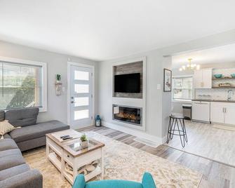 Rare Tiny House 2 Beds + Free Wifi + 30m To Ottawa - Winchester - Sala de estar