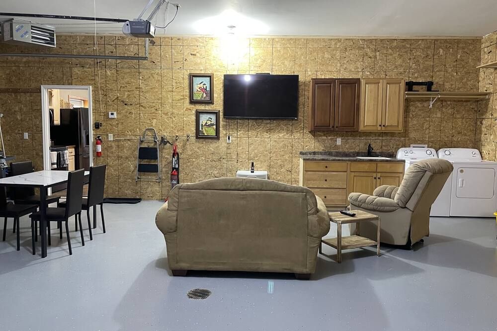 Store that boat inside! Blocks to boat ramps/Marina & Restaurant - Chamberlain - Living room