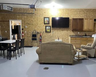 Store that boat inside! Blocks to boat ramps/Marina & Restaurant - Chamberlain - Living room