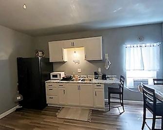 Tiny House in the country! Lakes, hunting, fishing+ are just a few minutes away - Okmulgee - Kitchen