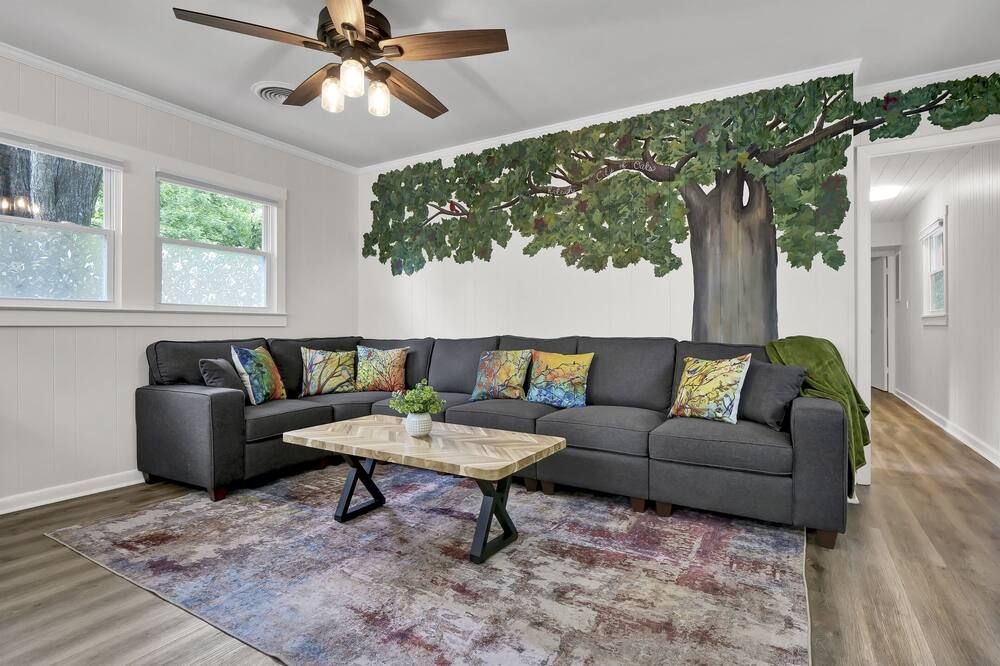 Luxe Wolfpack Retreat: Walk to NC State, Shops, Dining+Firepit, Cornhole & More! - راليغ - غرفة معيشة