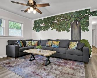 Luxe Wolfpack Retreat: Walk to NC State, Shops, Dining+Firepit, Cornhole & More! - 롤리 - 거실