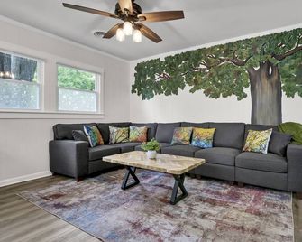 Luxe Wolfpack Retreat: Walk to NC State, Shops, Dining+Firepit, Cornhole & More! - Raleigh - Sala de estar