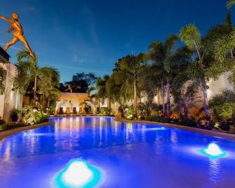 Hotel & Suites Country - Valladolid - Piscina