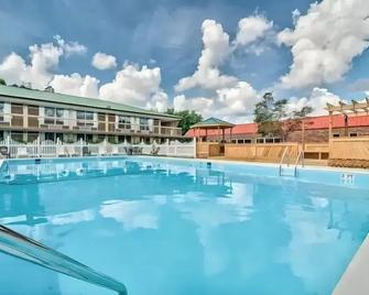 Guesthouse Inn - Aiken - Piscina