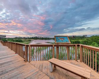 Ocean Sands Beach Inn - סנט אוגוסטין - מרפסת