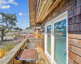 The Harrison Inn Blue Sky Suite - New Listing! - Cannon Beach - Balcony
