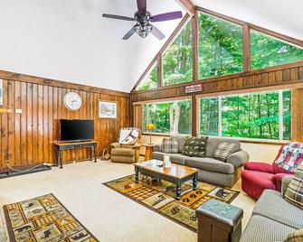 Spacious, Family-Friendly Home w/ Free WiFi, Central A/C, Washer/Dryer, Firepit - Thompsonville - Living room