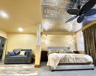 Stay in the Old Hauenstein Brewery on the 1st level - New Ulm - Bedroom