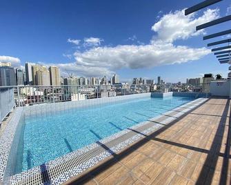 OYO 893 Dian Suites Makati - Makati - Zwembad