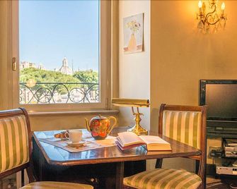 سويت بد آند بريكفاست ألاركويلي - روما - غرفة طعام