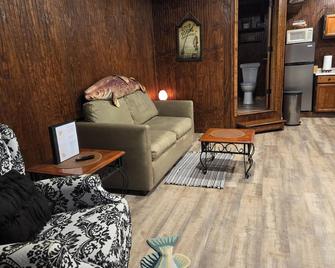 A unique place with a style of its own. Romantic getaway package available. - Hubert - Living room