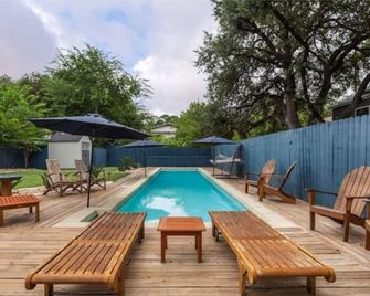 Large Pool & Backyard in Heart of S Austin Walkable to Historic S Congress Ave - Austin - Piscina