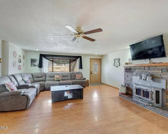 Williams Az Vacation Home - Williams - Living room