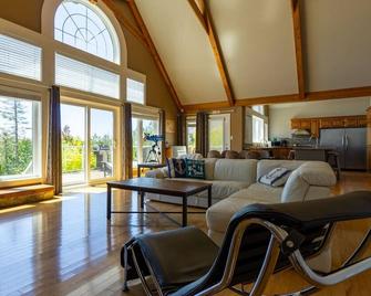 Bay Shore Luxe - Luxury Lake Huron Waterfront - Tobermory - Living room