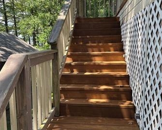 Peaceful lake front home with wrap around porch and relaxing views! - Farmerville - Stairs