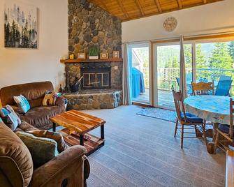 Cozy family-friendly condo with furnished loft, lake views, & washer/dryer - Lakeshore - Sala de estar