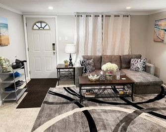 Super Cute & Cozy Home with 65'TV, Grill, 3 beds, A C, Porch.. - Madison Heights - Living room