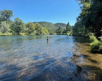 Peaceful Retreat on the Rogue River - Shady Cove