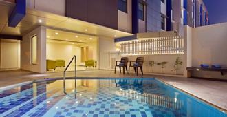 Hampton by Hilton Vadodara-Alkapuri - วาโดดารา - สระว่ายน้ำ
