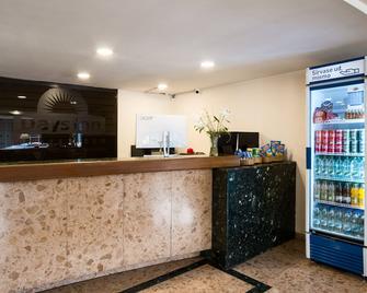 Days Inn by Wyndham Montevideo - Montevideo - Front desk