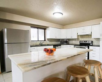 Woodside Dells Hotel & Suites - Wisconsin Dells - Kitchen