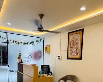 Hotel Sky Comfort Inn - Rajkot - Ρεσεψιόν