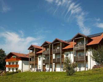 Vacation apartment for up to 4 people with balcony - Neukirchen beim Heiligen Blut - Gebäude