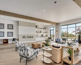 New Apt - Gigabit Internet - Year-Round Pool - Clearfield - Lounge