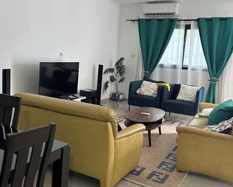 Furnished villa in Sassandra Côte d'Ivoir 800 meters from the beach, pets welcome - Sassandra - Sala de estar