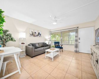 Riverwatch Apartments By Lowkl - Jensen Beach - Living room