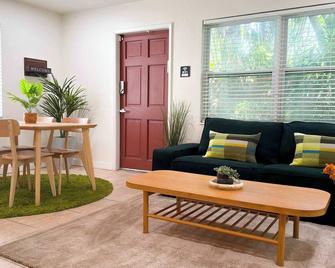 Cozy Garden Bungalow - Pets/Parking/Beach - Fort Lauderdale - Living room