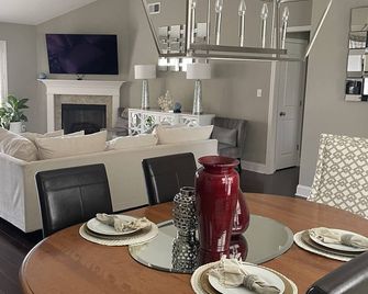 Stylish 3 bedroom ranch just south of Memphis - Horn Lake - Eetruimte
