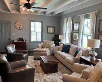 Updated 1880's Farmhouse located on a peaceful working cattle ranch. - Schulenburg - Living room