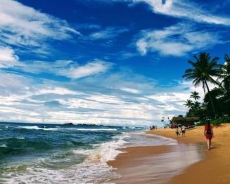 Malika's Yellow House - Hikkaduwa - Strand