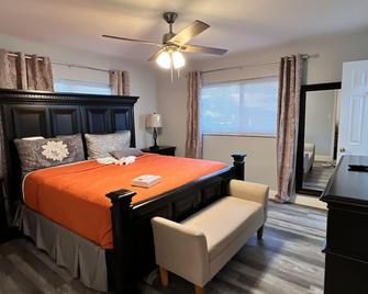 2 Fam home Sleeps 14 - Tamarac - Bedroom