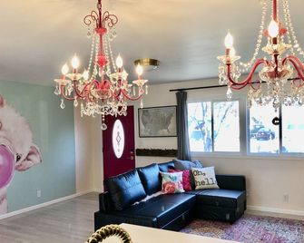 The Girlfriend Getaway - Centrally Located-Keyless Entry - Lincoln - Living room