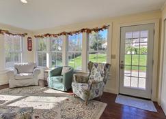 Historic Colonial Pool Walk to Town - Litchfield - Living room