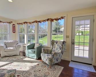Historic Colonial Pool Walk to Town - Litchfield - Living room